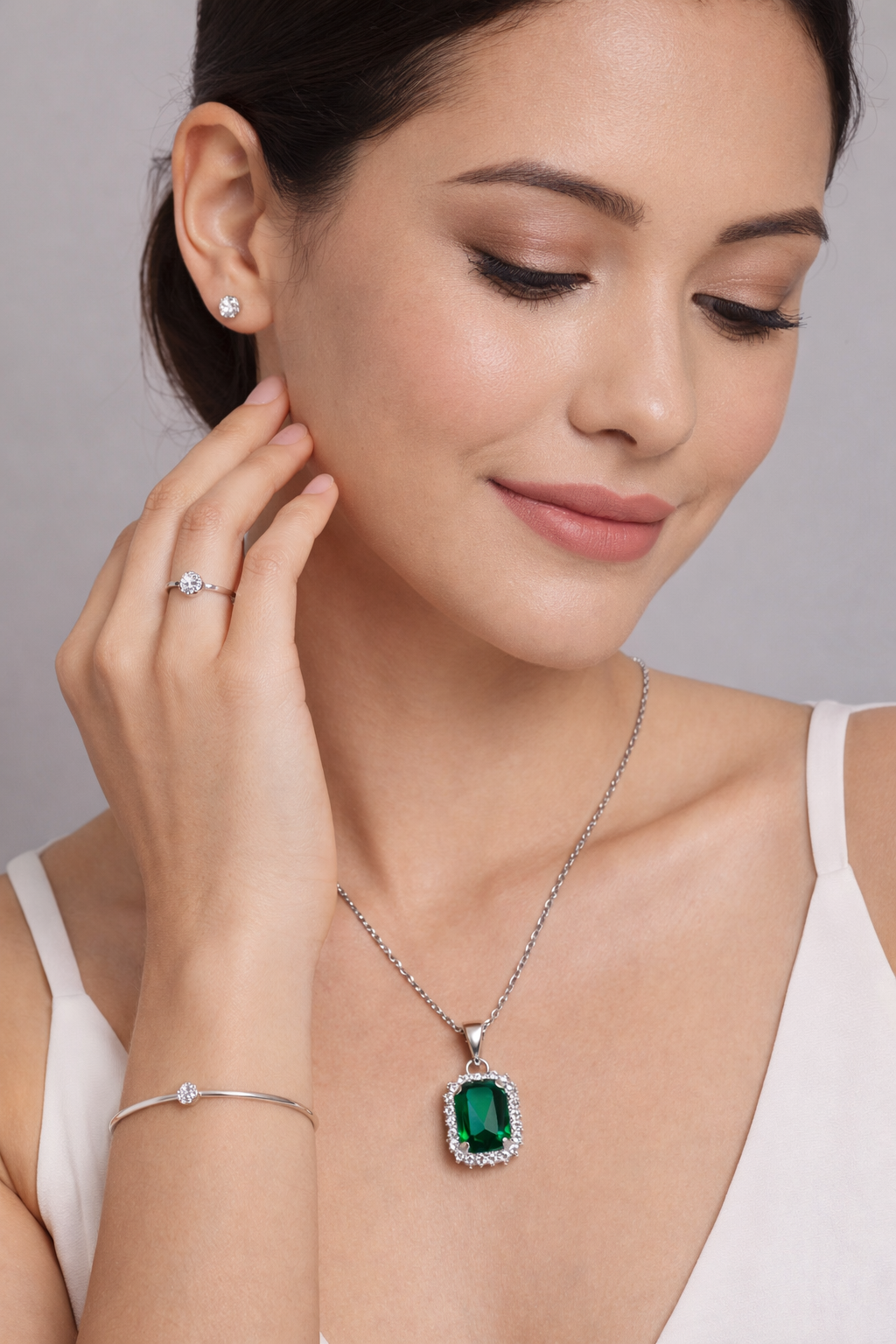 Elegant Emerald Green Stone Silver-Tone Jewelry Set – Pendant Necklace, Bracelet, Ring & Stud Earrings