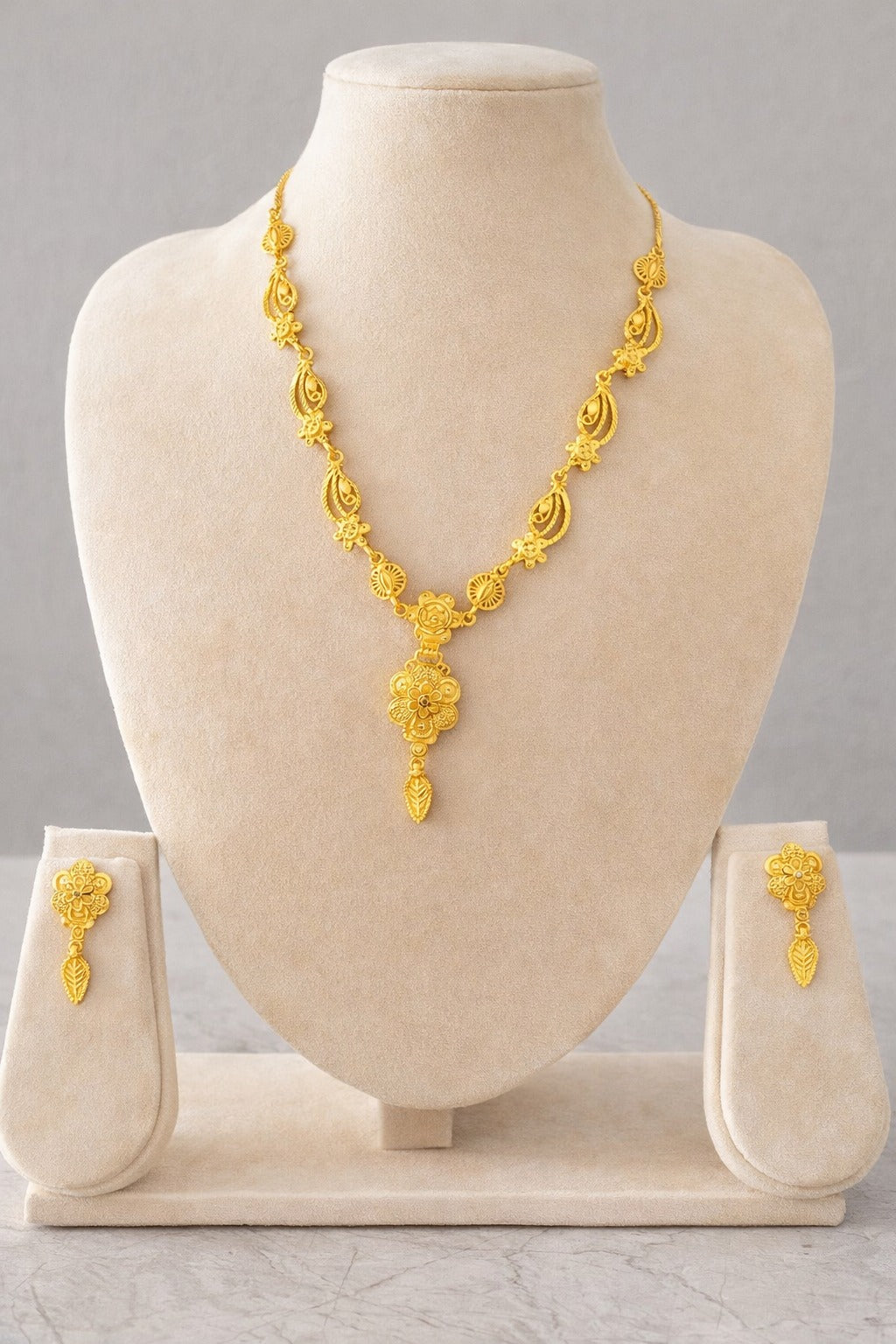 Graceful Floral Pendant Gold Necklace Set – Traditional Design