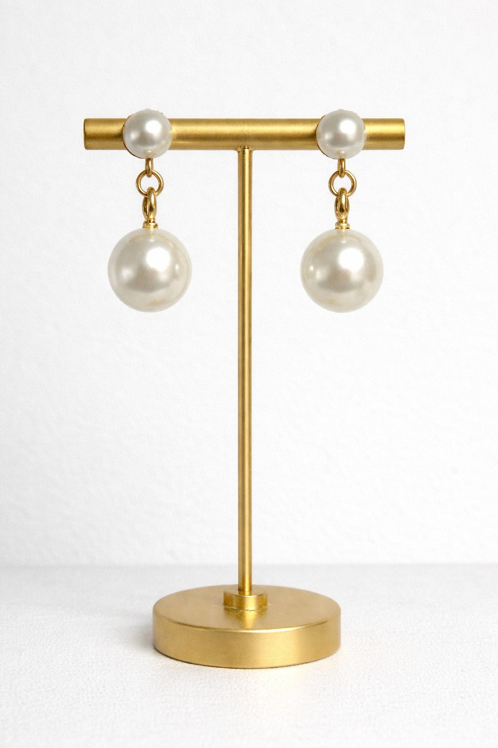 Elegant Gold Drop Earrings with Classic Pearl Dangle